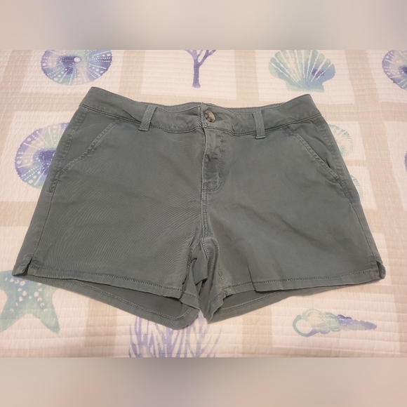 2 pairs of SO shorts size 11 tan and green - Picture 3 of 12